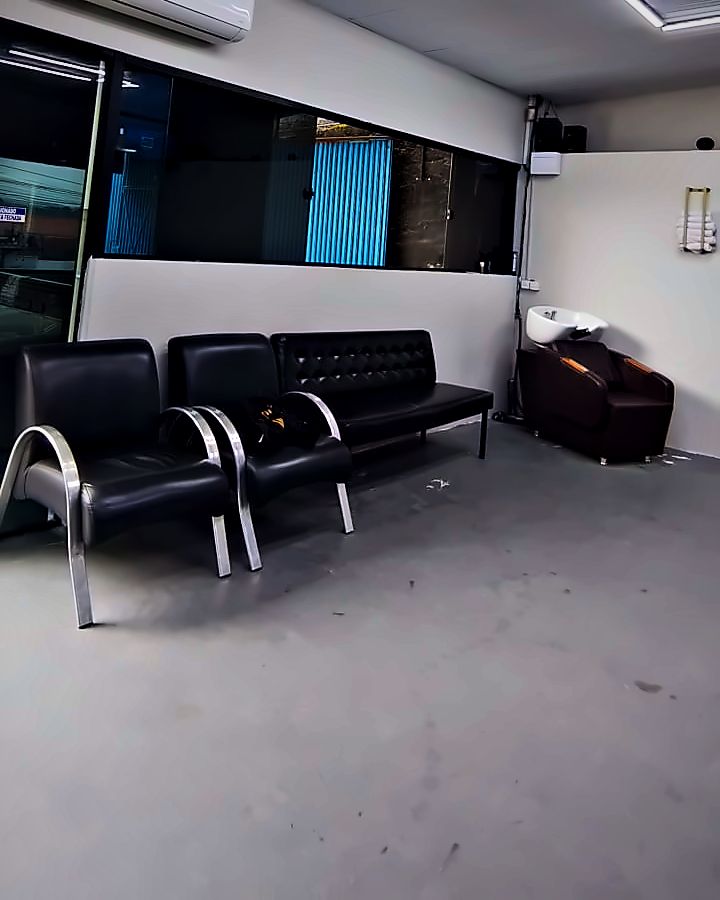 A sala de espera, com as poltronas e o lavatório de cadeira reclinável